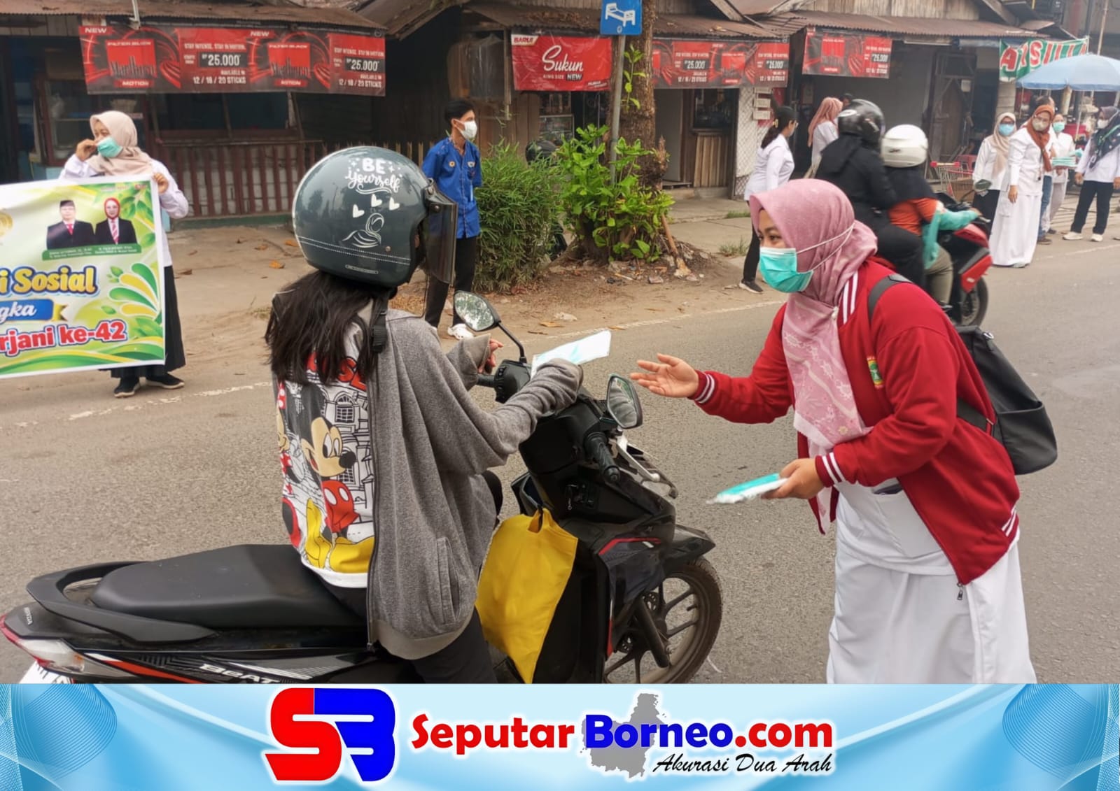 Pihak RSUD dr Murjani Sampit membagikan masker kepada masyarakat di tengah kabut asap akibat karhutla.