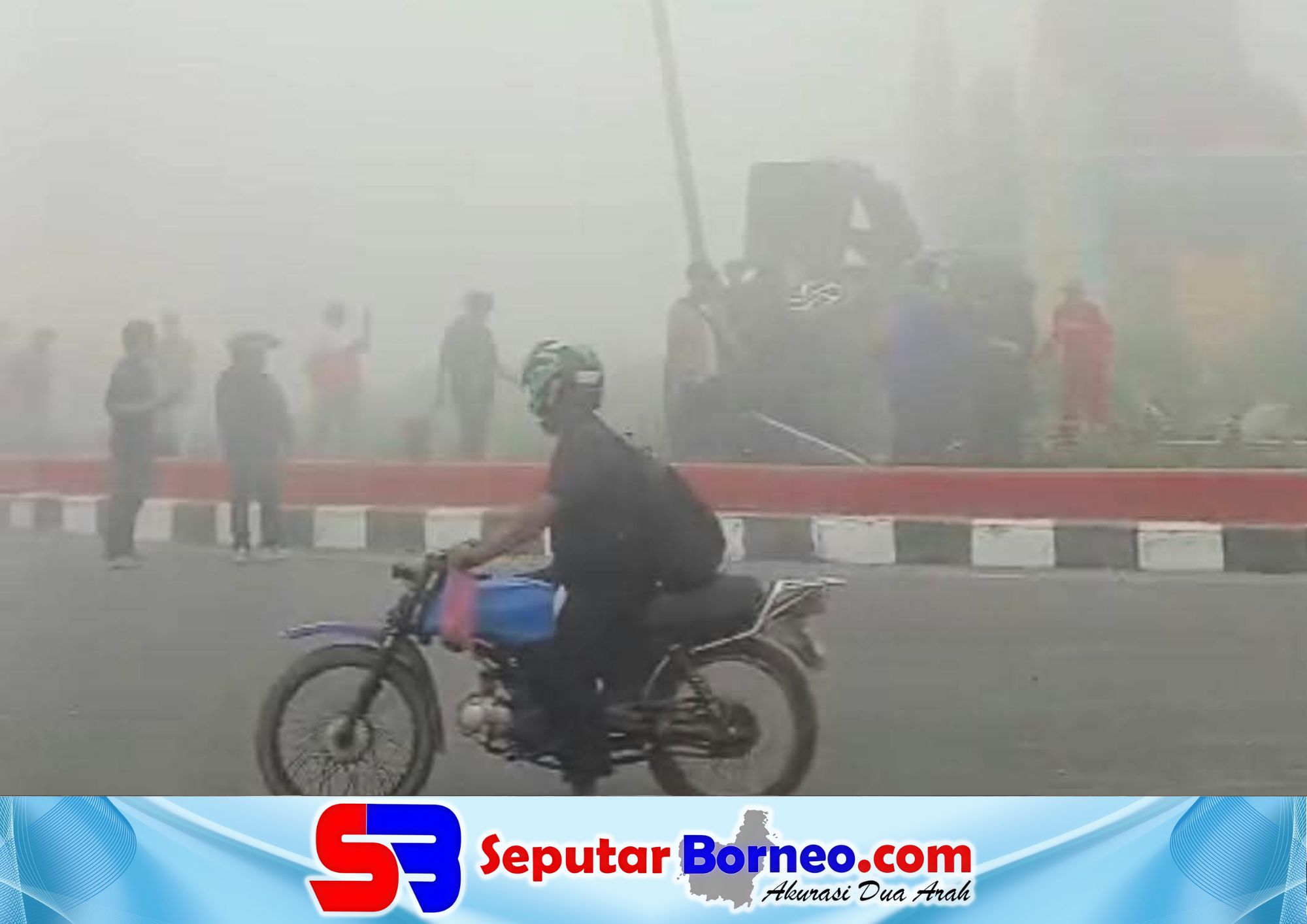 Tampak saat evakuasi mobil Toyota Rush yang menabrak Bundaran Titik Nol Sampit. (FOTO: SEPUTAR BORNEO)