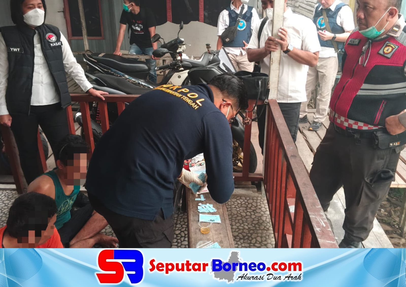 Petugas ketika melakukan tes urine terjadap sejumlah orang di Kampung Puntun. (FOTO:POLISI)