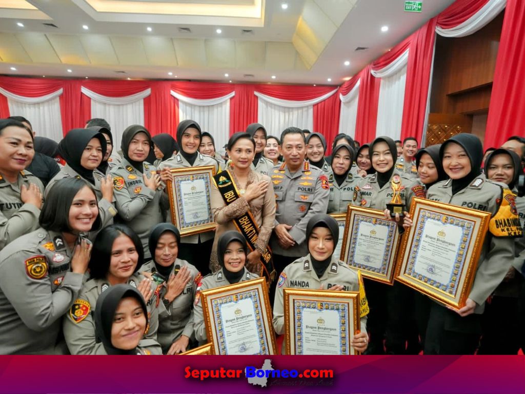 Dua Polda Kalteng bersama Polwan lainnya saat foto bersama dengan Kapolri Jenderal Listyo Sigit Prabowo. (FOTO:ISTIMEWA)