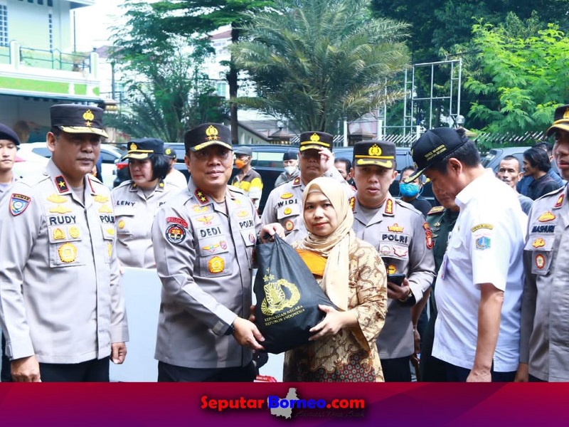 2.000 Paket Sembako Kapolri Dibagikan ke Warga Jaksel