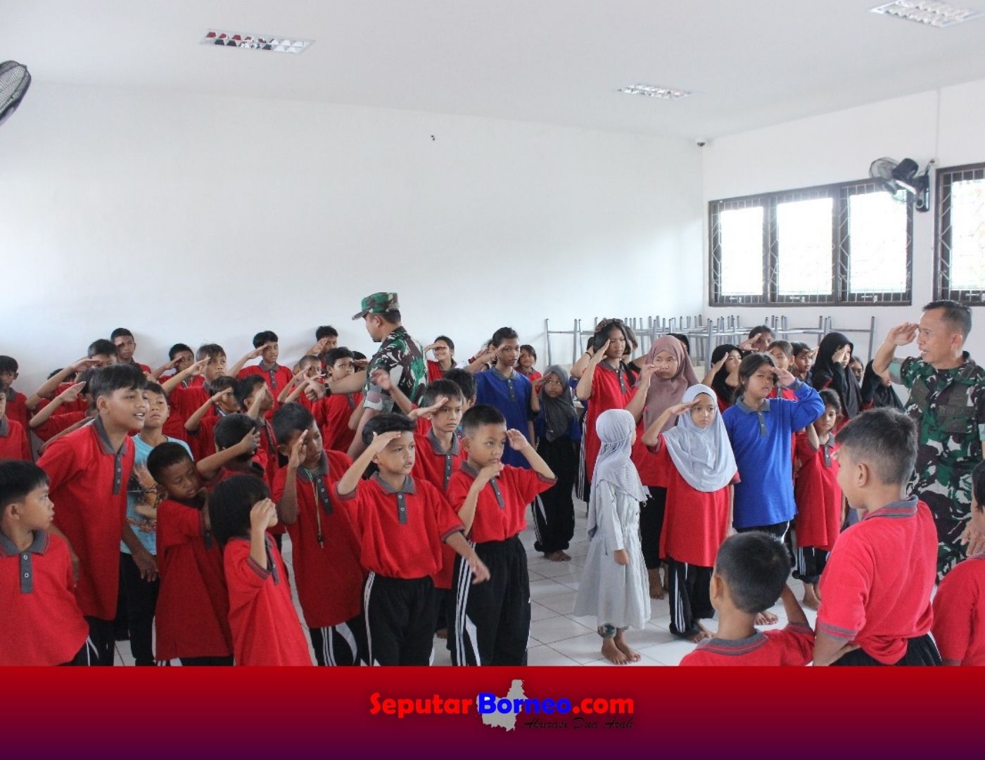 Personel Kodim Palangka Raya saat memberikan materi kepada para siswa-siswi Sekolah Rakyat. (FOTO:ISTIMEWA)