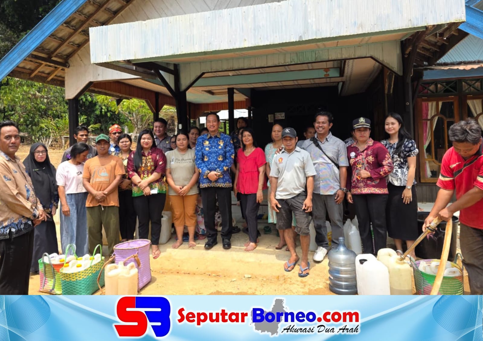Bupati Sukamara H Masduki bersama Estate Manager PT Sukses Karya Mandiri (SKM) Syahrial Purba menyerahkan bantuan masyarakat di Kecamatan Permata Kecubung Kabupaten Sukamara Provinsi Kalimantan Tengah (Kalteng). FOTO; ISTIMEWA/SB