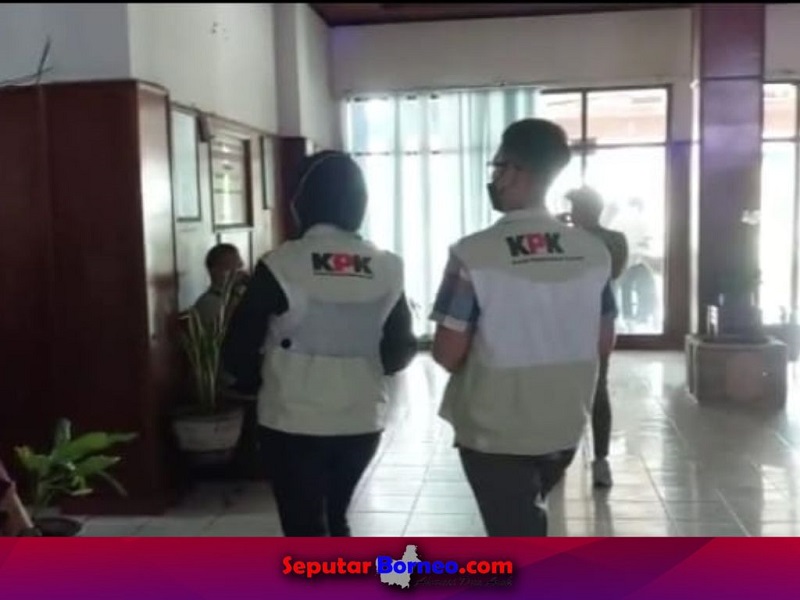 Tampak dua orang petugas KPK membawa sejumlah berkas usai melakukan penggeledahan di sejumlah kantor di Kabupaten Kapuas. (FOTO:ISTIMEWA)