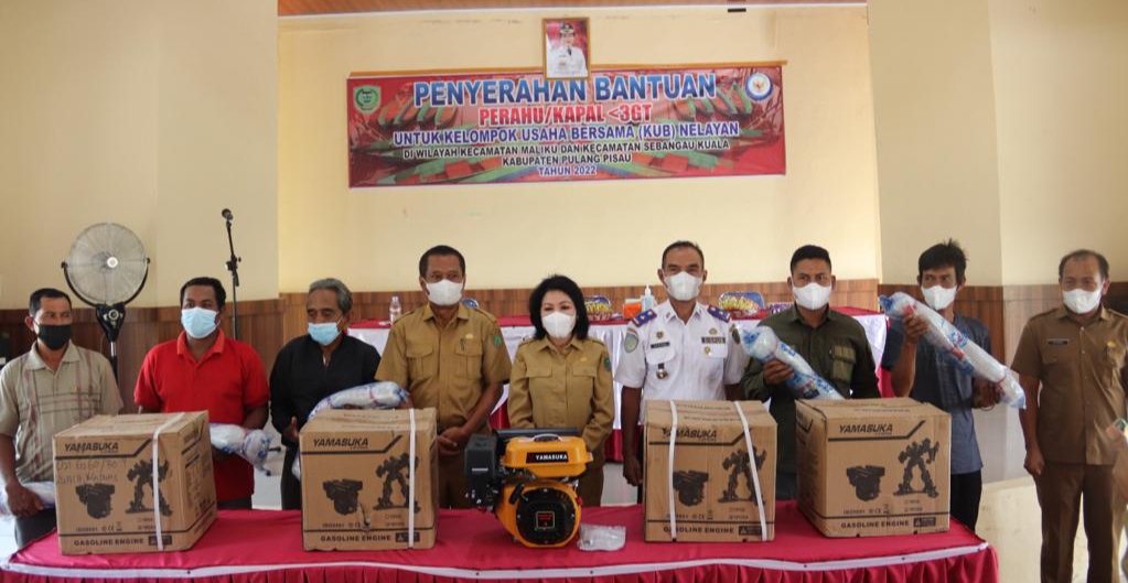 Bupati Pulpis Serahkan Bantuan Kepada 30 KUB