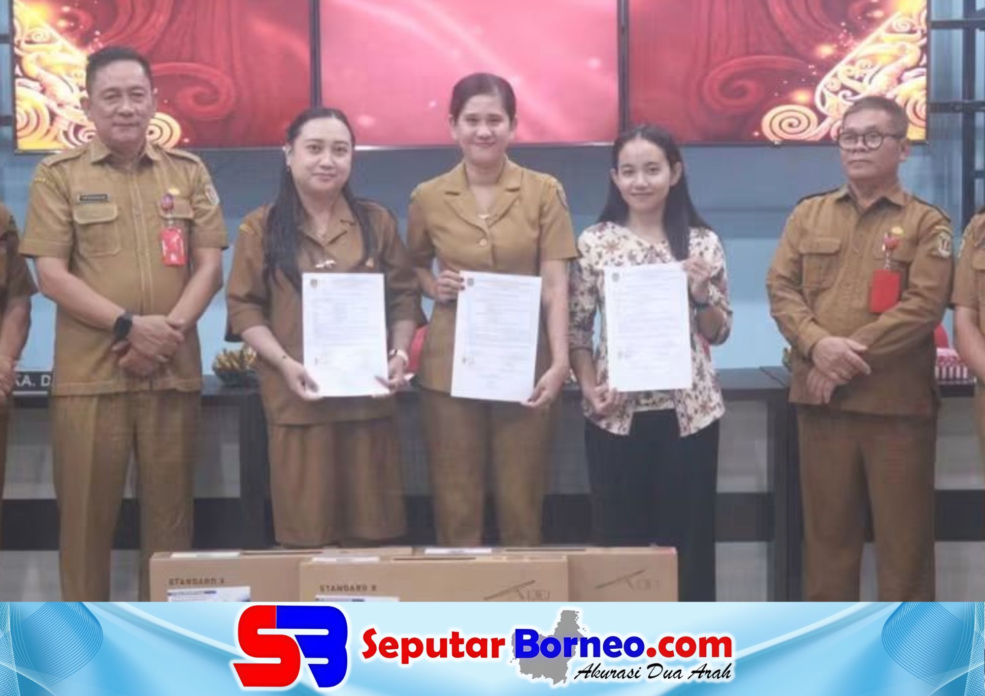 Pemkab Katingan melaksanakan penyaluran starlink ke sejumlah sekolah untuk peningkatan pendidikan. (FOTO: ISTIMEWA)