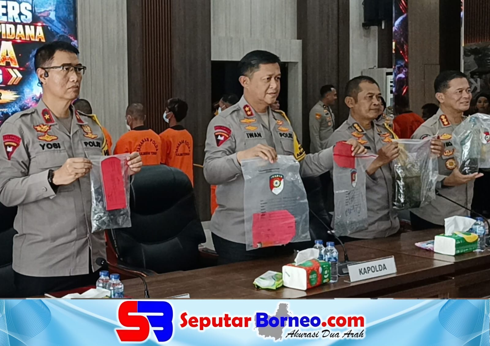 Kapolda Kapolda Kalteng, Irjen Pol Iwan Kurniawan ketika menyampaikan konferensi pers perkembangan kasus karhutla. (FOTO:SEPUTAR BORNEO)