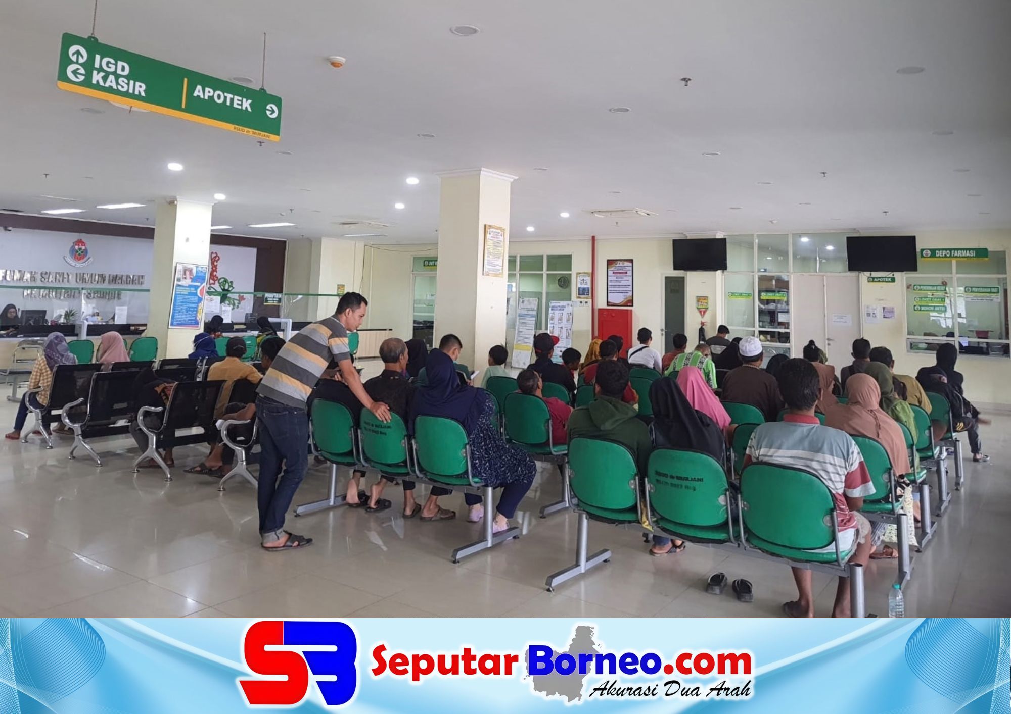 Sejumlah pasien rawat jalan saat mengantre