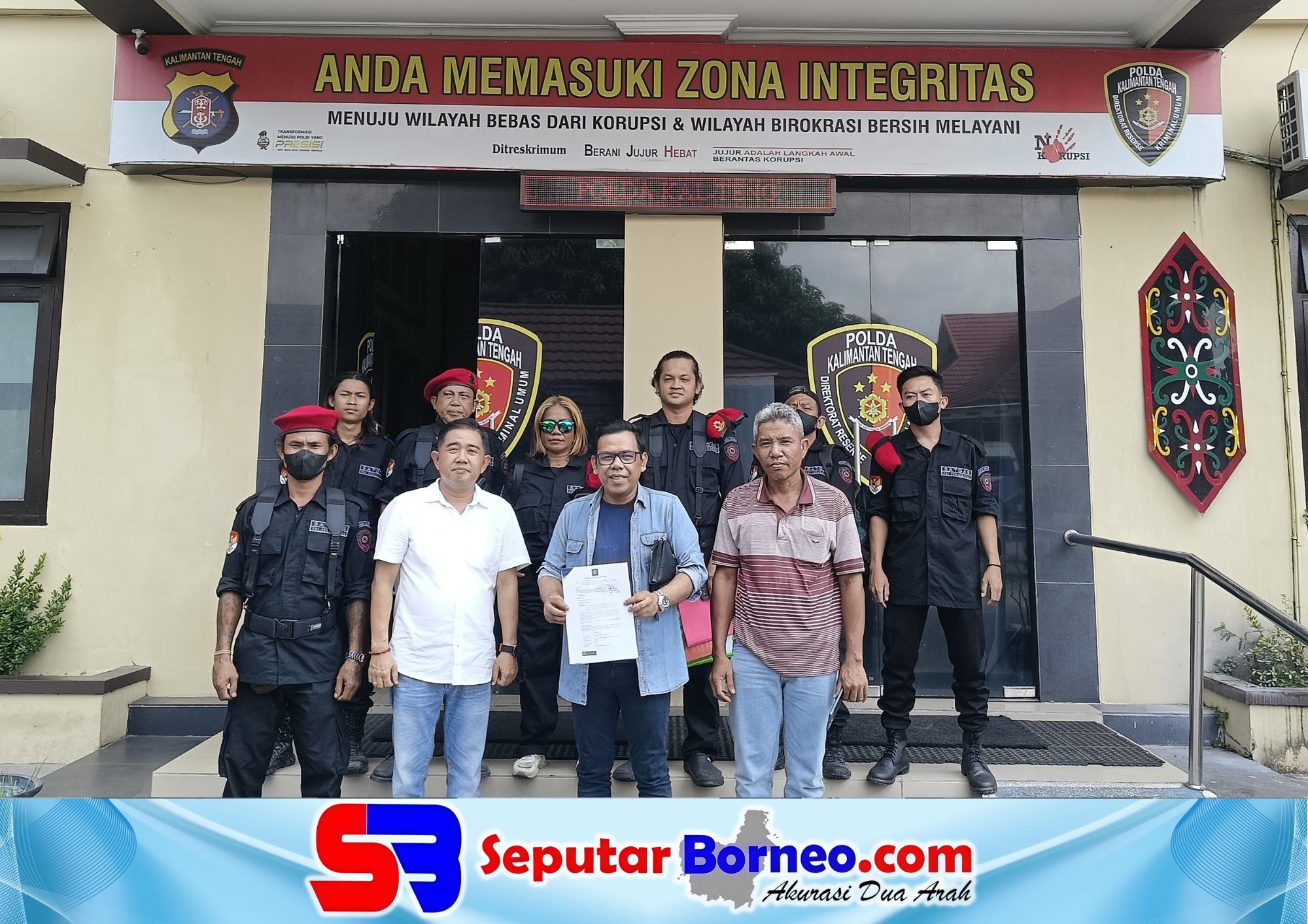 Kuasa Hukum DPD PDIP Kalteng, Ziburahman bersama Satgas PDIP usai melaporkan ke Ditreskrimum Polda Kalteng. (FOTO:SEPUTAR BORNEO)