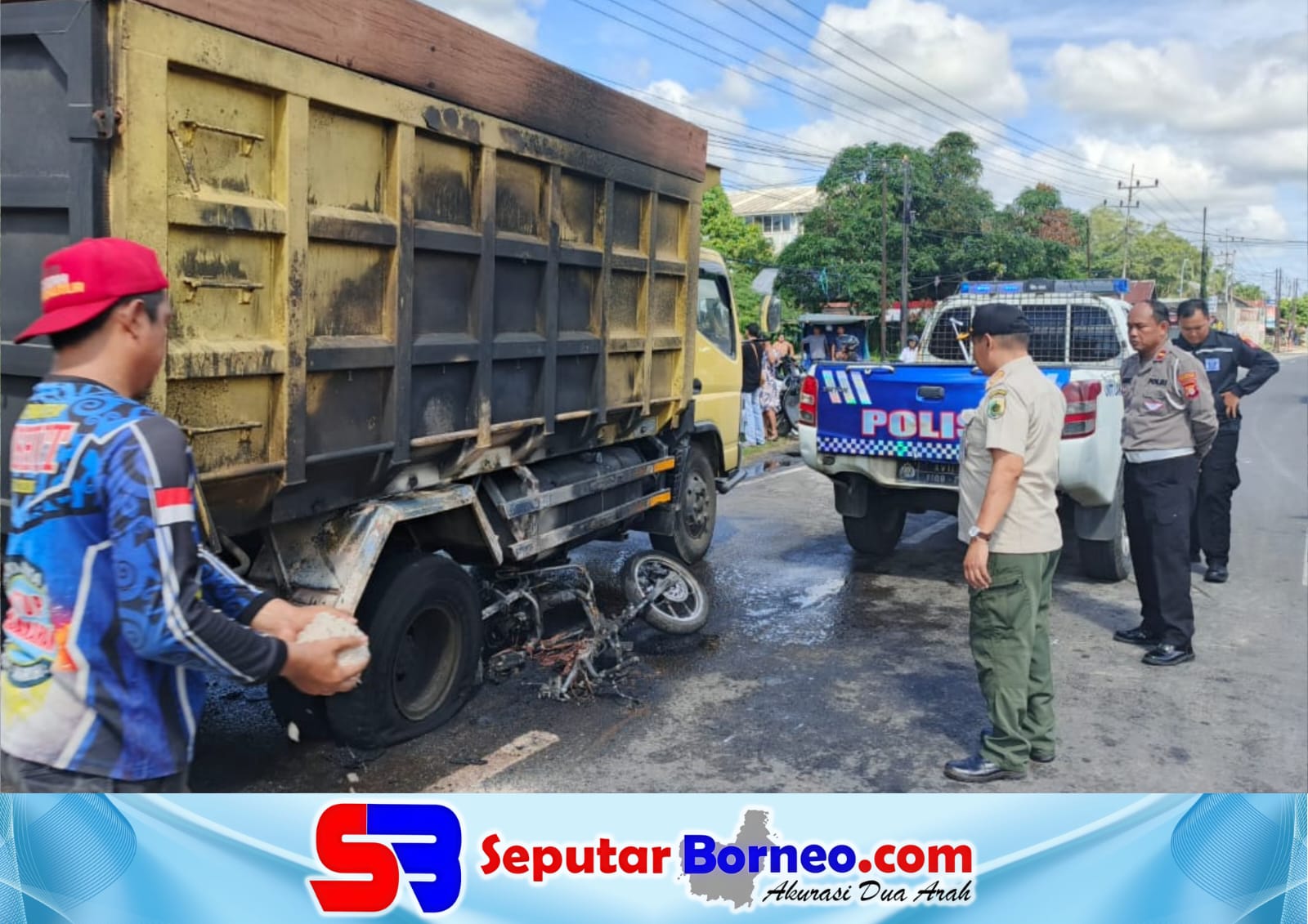 Ngeri! Motor Diseret Dump Truck Lalu Terbakar di Jalan Raya