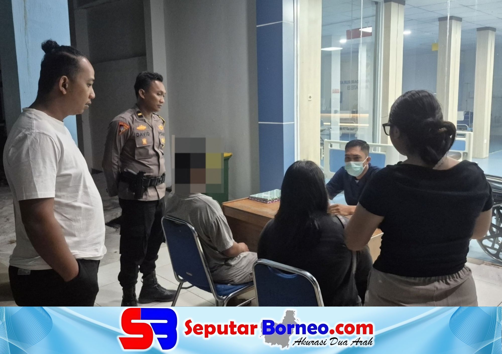 Personel Polresta Palangka Raya mengevakuasi seorang ODGJ. (FOTO: ISTIMEWA)