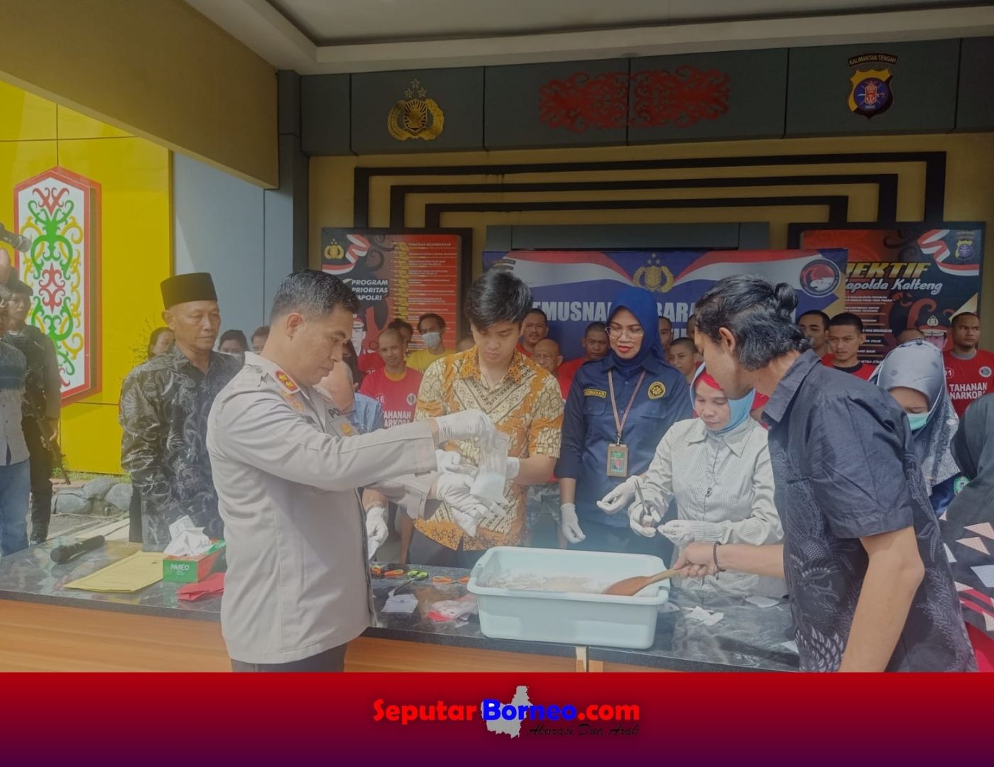 Kapolres Kotim, AKBP Sarpani memimpin pemusnahan barang bukti sabu-sabu hasil pengungkapan jajaran Satresnarkoba. (FOTO:ABU)