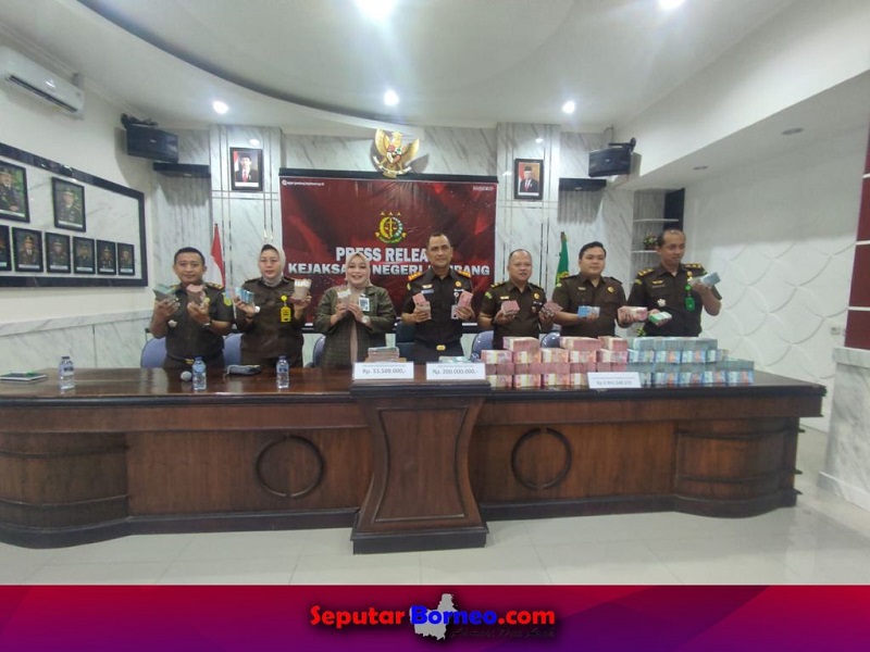 Kejari Jombang Eksekusi dan Lelang Barbuk Kasus Korupsi Senilai Rp 2,9 Miliar