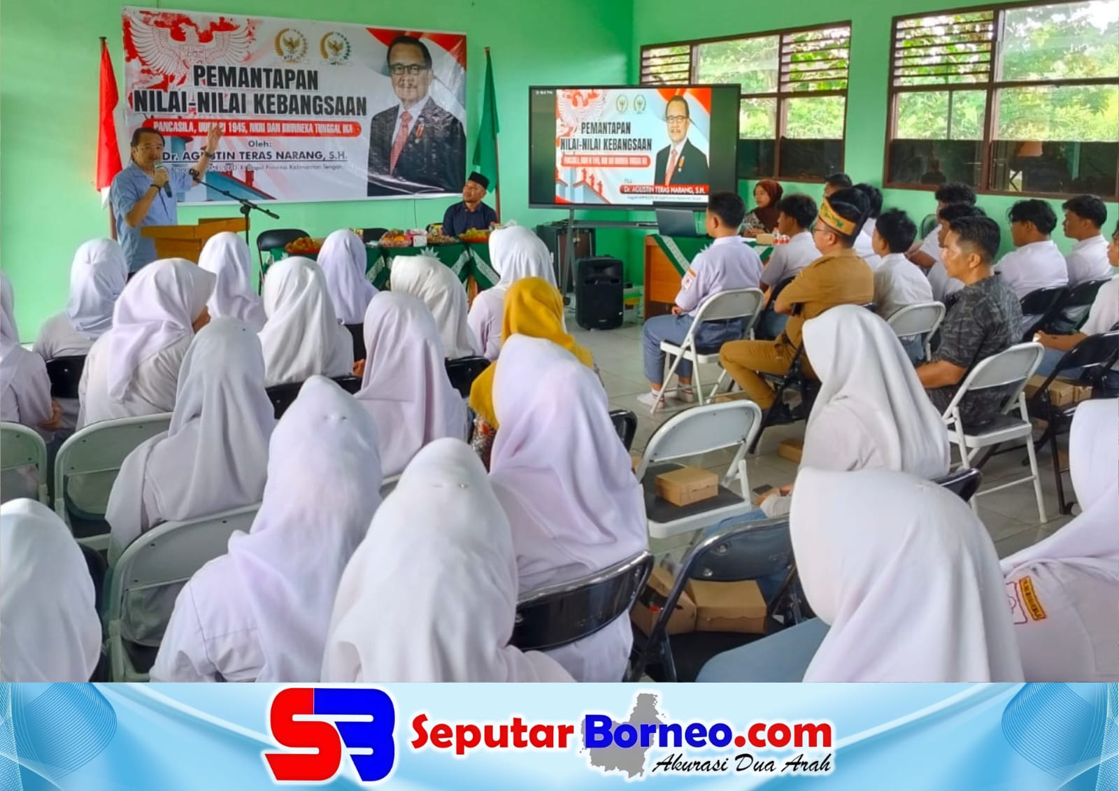 Anggota DPD RI, Agustin Teras Narang menyapa anak-anak di salah satu sekolah di Kalteng. (FOTO:ISTIMEWA)