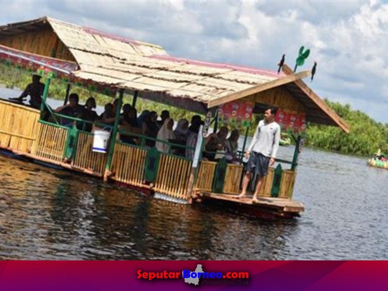 Pengunjung Saat berwisata di Wisata Air Hitam Kereng Bangkirai. (FOTO:ISTIMEWA)
