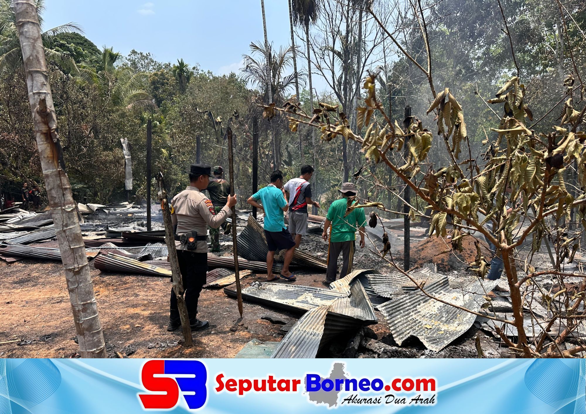Kebakaran yang menghanguskan barak lima pintu di Desa Danau, pada Senin (21/9/2026). FOTO: ISTIMEWA/SB
