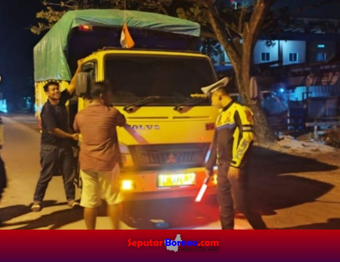 Petugas Satlantas Polresta Palangka Raya melakukan pemeriksaan surat kendaraan dan isi muatan truk. (FOTO:ISTIMEWA)