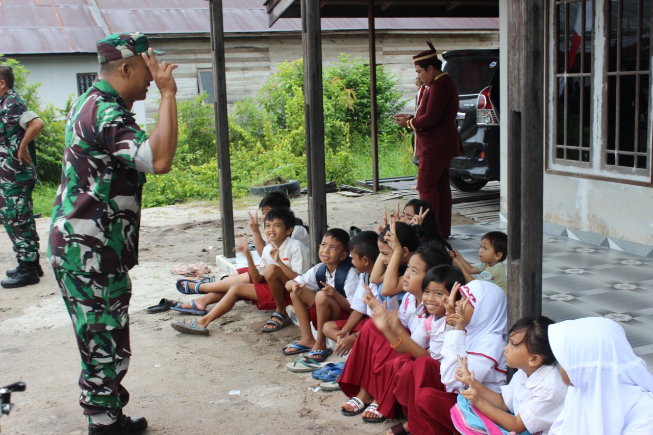Satgas TMMD Petuk Katimpun Perkenalkan Tugas dan Fungsi TNI kepada Anak SD