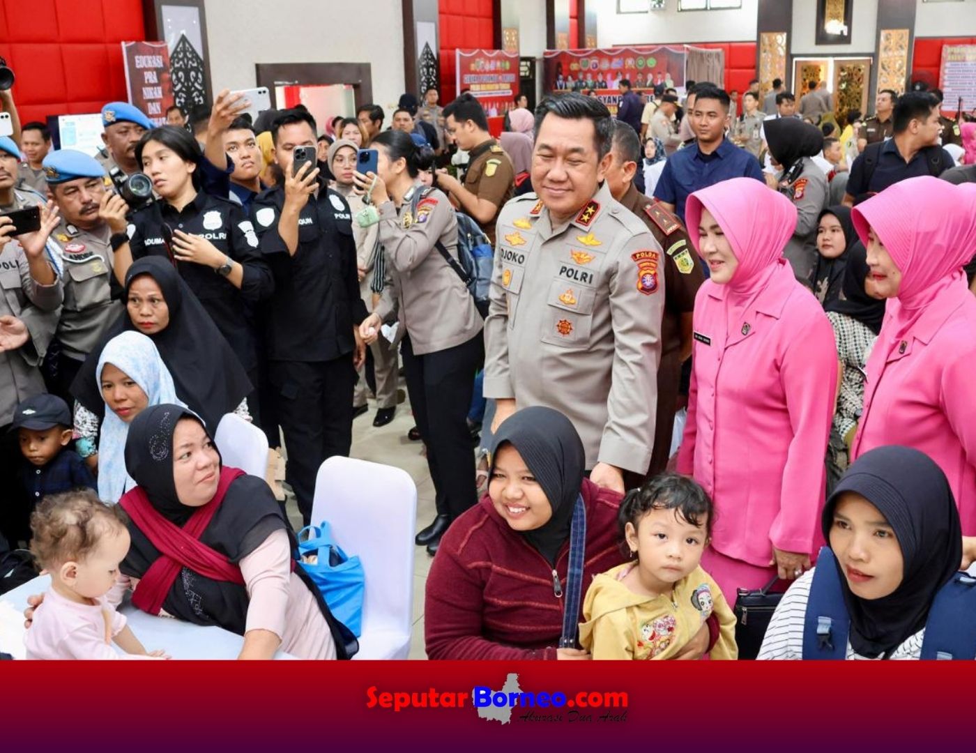 Kapolda Kalimantan Tengah, Irjen Pol Djoko Poerwanto ketika memantau proses di layanan kesehatan gratis, Rabu (8/5/2024). (FOTO:SEPUTAR BORNEO)