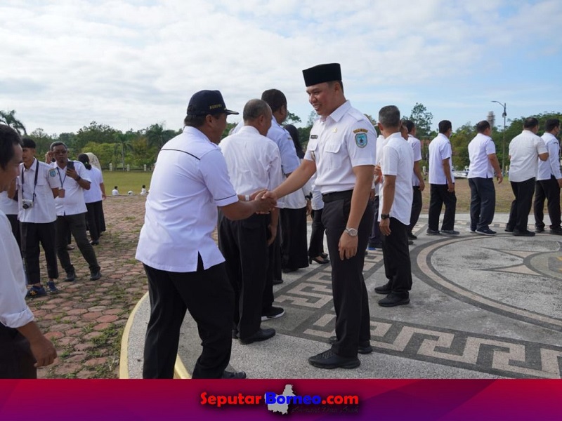 Usai memimpi apel gabungan, Bupati Lamandau Hendra Lesmana bersalaman dengan seluruh jajaran pegawai dalam suasana Hari Raya Idul Fitri 1444 H. (FOTO:ISTIMEWA)
