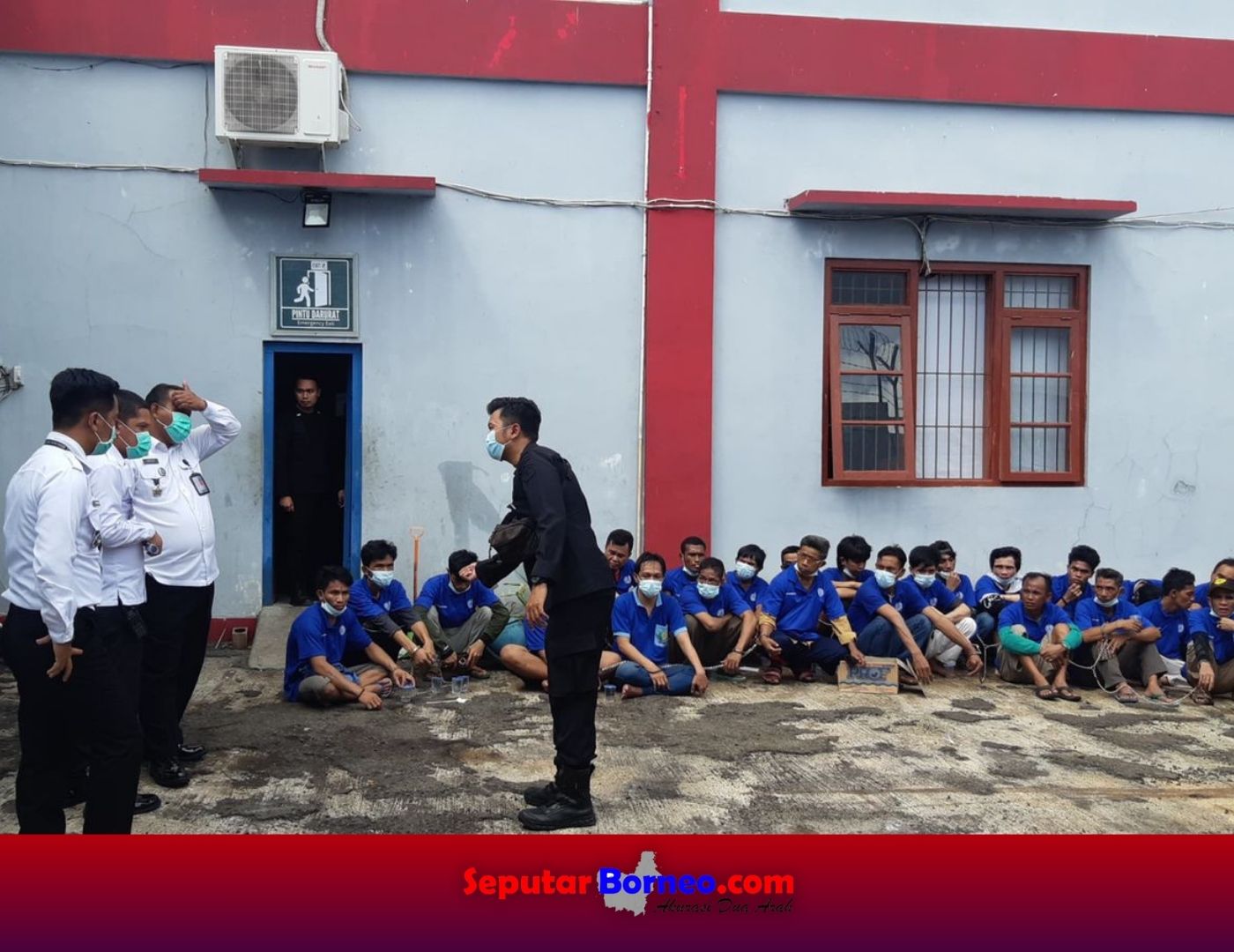 Pemeriksaan terhadap sejumlah WBP sebekum dipindahkan dari Rutan Palangka Raya. (FOTO:ISTIMEWA)