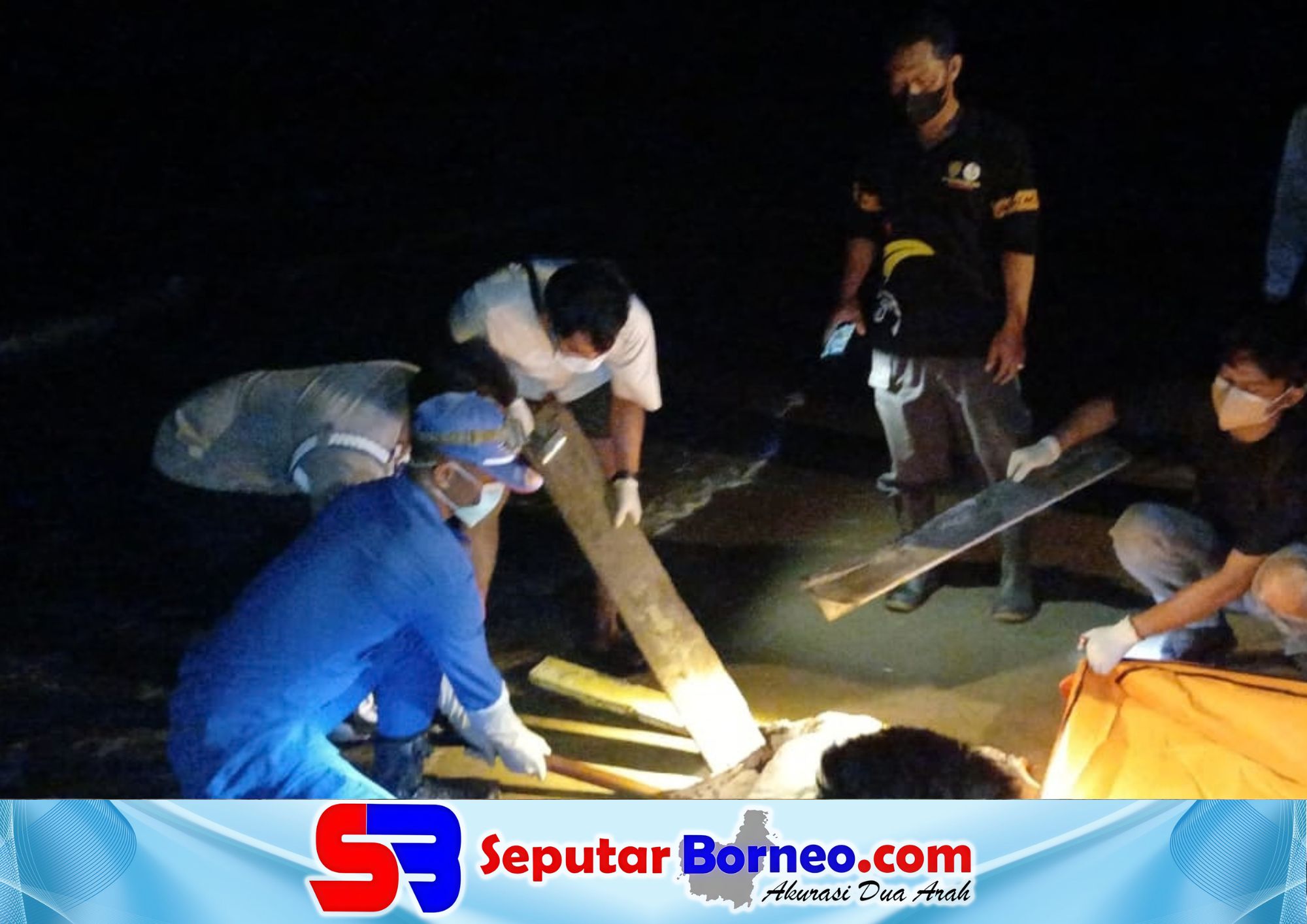Personel Ditpolairud Polda Kalteng ketika mengevakuasi jasad tanpa identitas. (FOTO: ISTIMEWA)