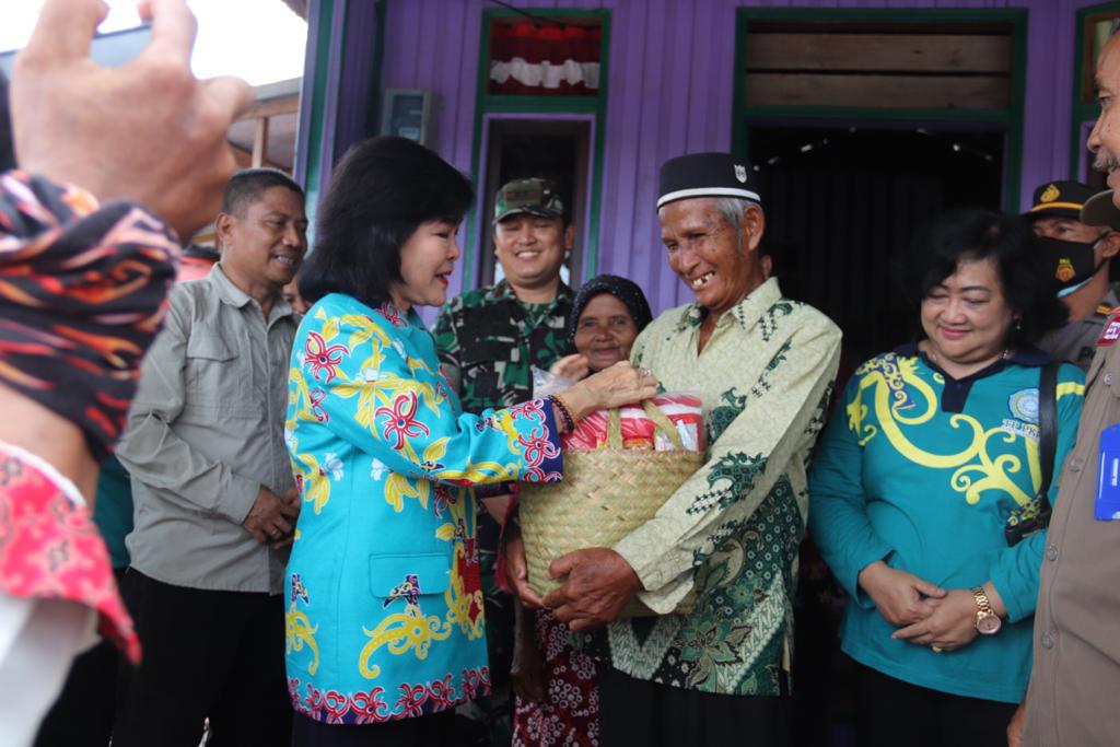 Bupati Pulpis Salurkan Bantuan Warga Terdampak Banjir 