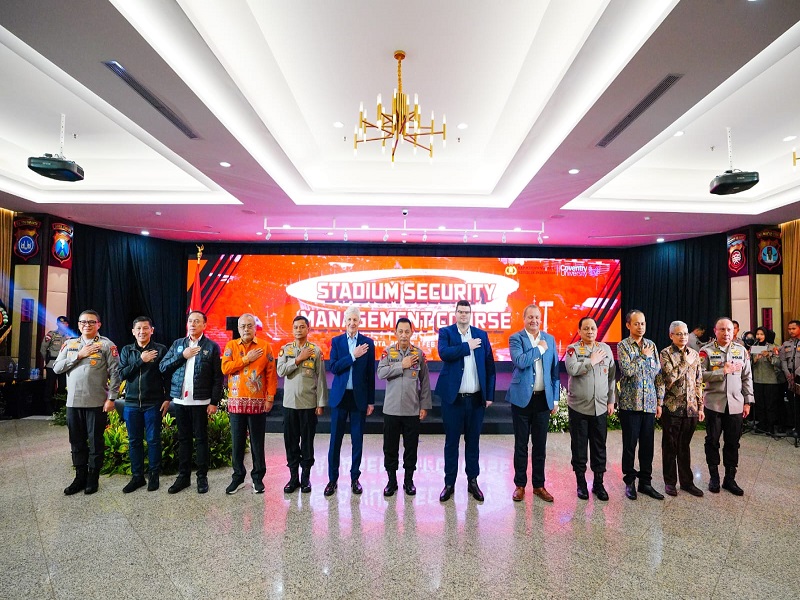 FOTO BERSAMA : Kapolri Jenderal Listyo Sigit Prabowo foto bersama dengan seorang profesor dari Conventry University Inggris. (FOTO:POLRI)