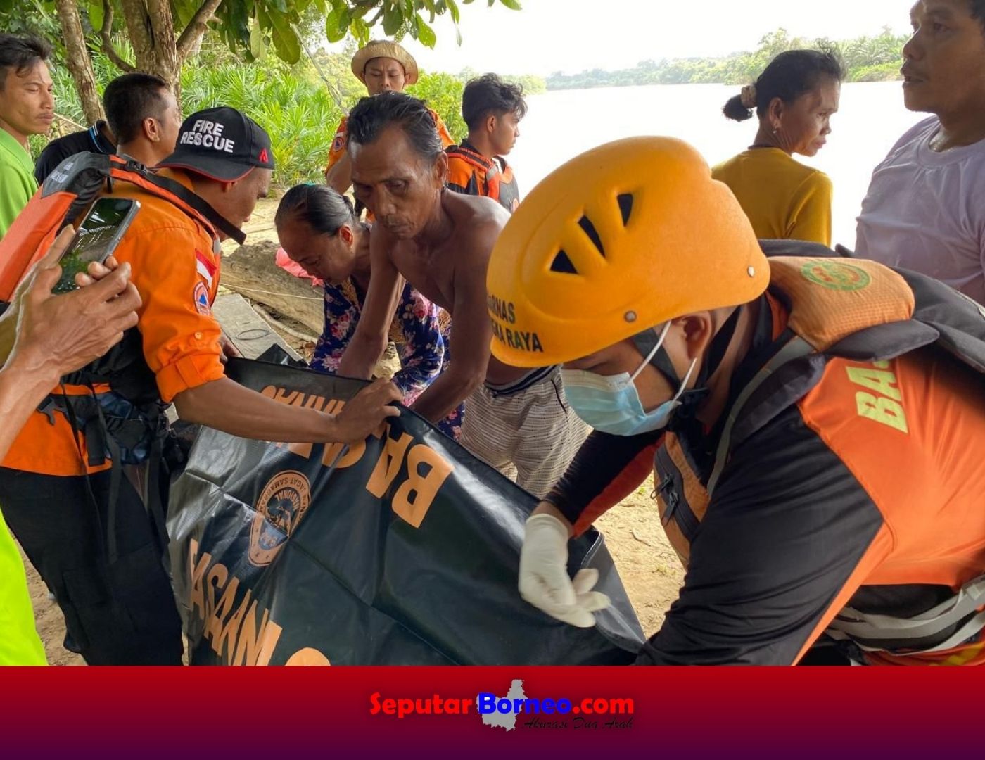 Tim SAR Gabungan mengevakuasi korban ke rumah duka. (FOTO:BASARNAS)