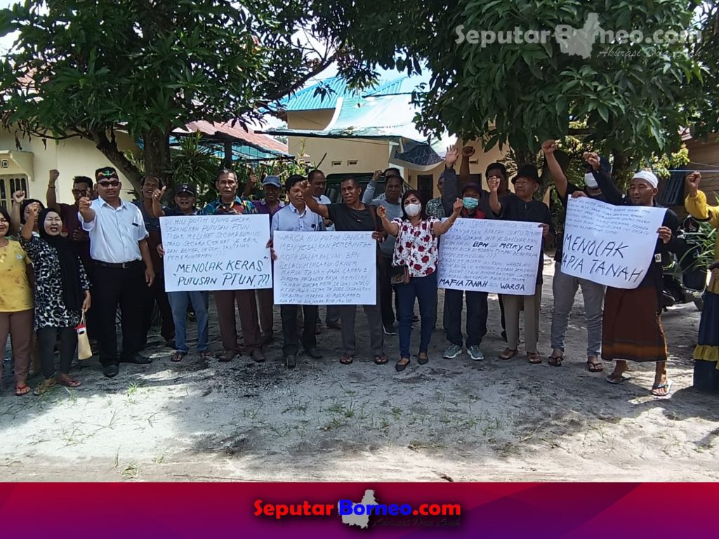Puluhan warga Hiu Putih dengan tulisan menolak putusan dari PTUN Palangka Raya. (FOTO:YUDHA)