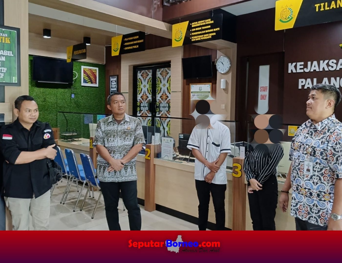 Kedua terdakwa ketika berada di Kejaksan Negeri Palangka Raya pada Jumat (22/3/2024) kemarin. (FOTO:SEPUTAR BORNEO)
