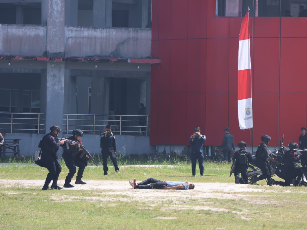 Tim gabungan pada saat melakukan simulasi sispamkota, Rabu (9/10/2024). (FOTO:ISTIMEWA)