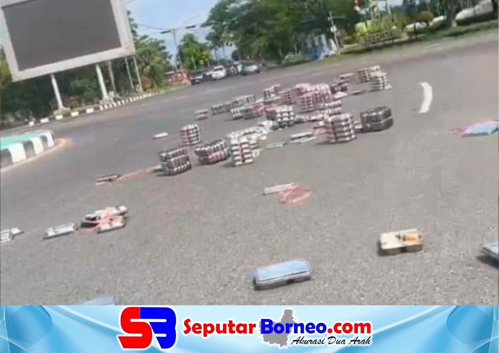 Pintu Box Terbuka Saat Melaju, Puluhan Ompreng MBG Berserakan di Jalan