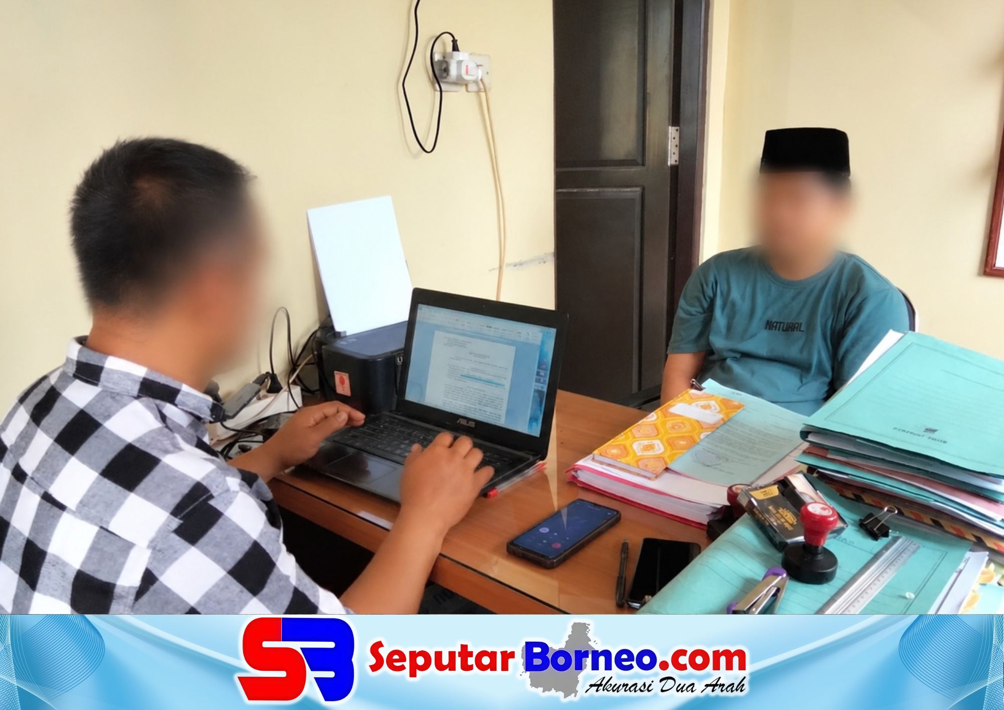 Terduga pelaku penggeledahan uang pondok pesantren ketika diperiksa oleh penyidik. (FOTO: ISTIMEWA)