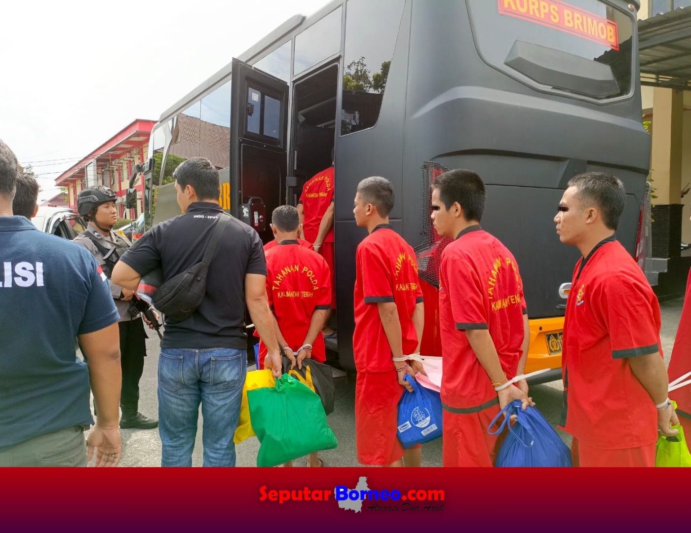 Dittahti Polda Kalteng kawal pelimpihan tahanan ke pihak kejaksaan. (FOTO:ISTIMEWA)
