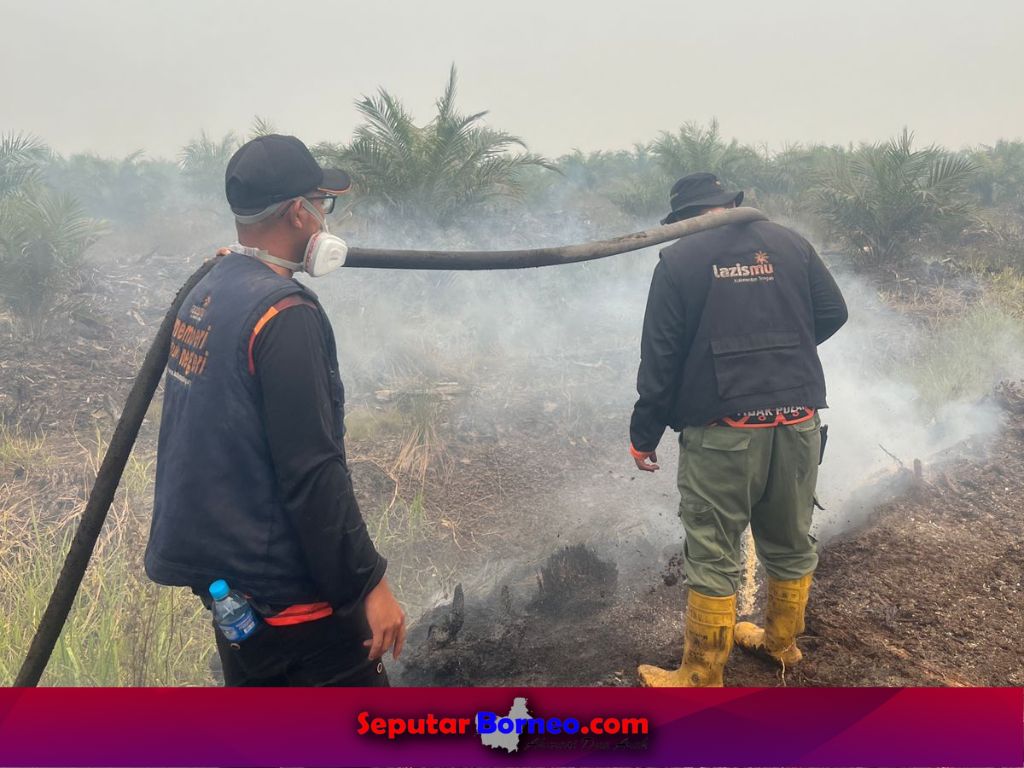 Petugas ketika sedang melakukan pemadaman karhutla di Kota Palangka Raya, beberapa waktu lalu. FOTO:SEPUTAR BORNEO)