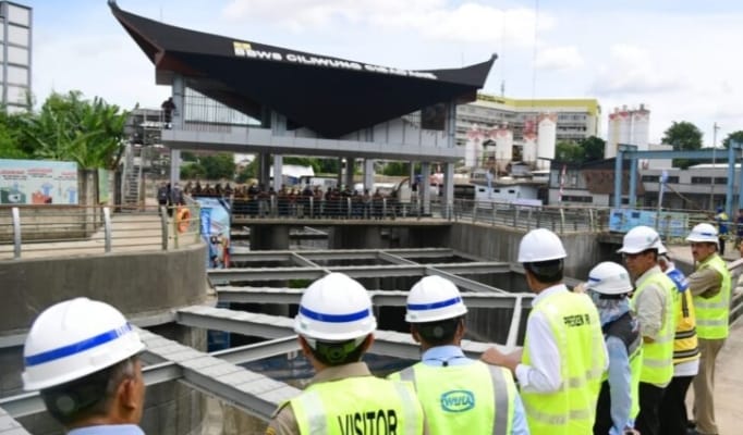 Jokowi Tinjau Proyek Pembangunan Sodetan Kali Ciliwung ke KBT
