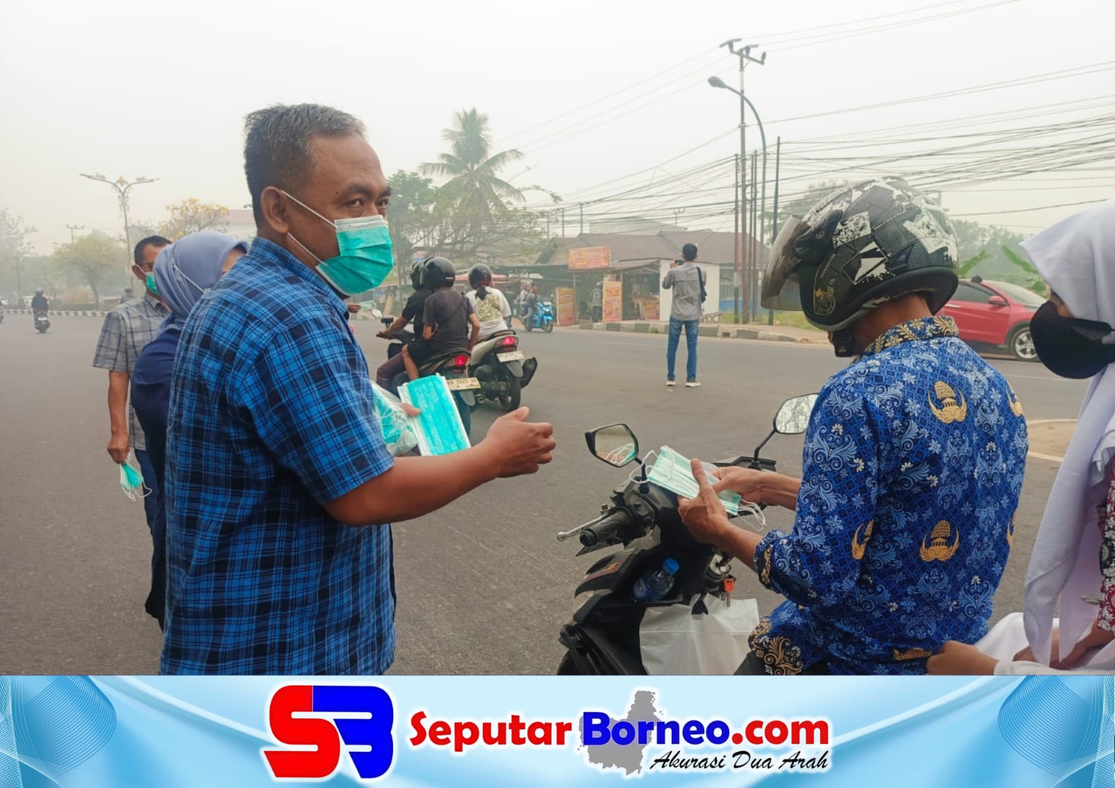 Ketua Persatuan Wartawan Indonesia (PWI) Kabupaten Kapuas Suhartoyo bersama pengurus turun langsung membagikan masker kepada masyarakat, Kamis (17/9/2026).FOTO:FADLI/SB