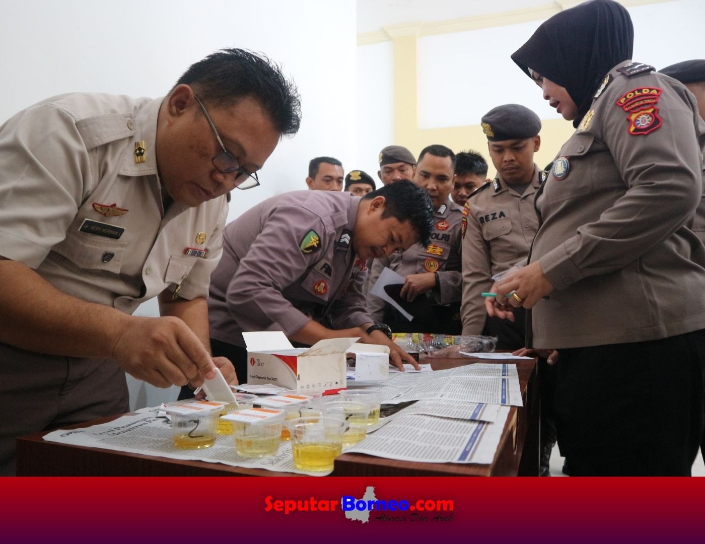 Personel Ditpamobvit Polda Kalteng diakukan tes urine secara mendadak oleh Biddokkes dan dikawal Bidpropam. (FOTO:ISTIMEWA)