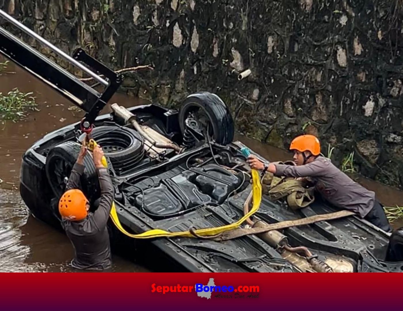 Sopir Mengantuk, Mobil Terjun Bebas ke Parit Jalan Ir Soekarno Palangka Raya