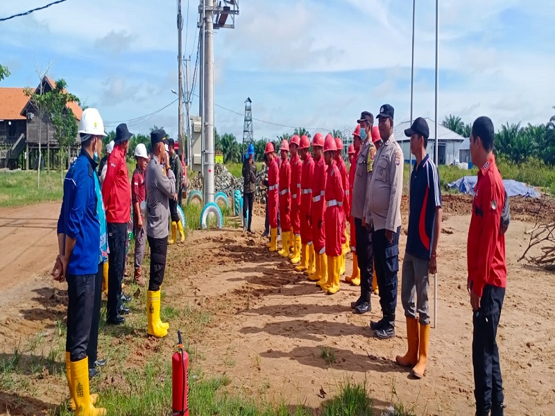 APEL GABUNGAN : Tim gabungan menggelar simulasi pencegahan karhutla di halaman PT ASP Jabiren Raya. (FOTO:ISTIMEWA)