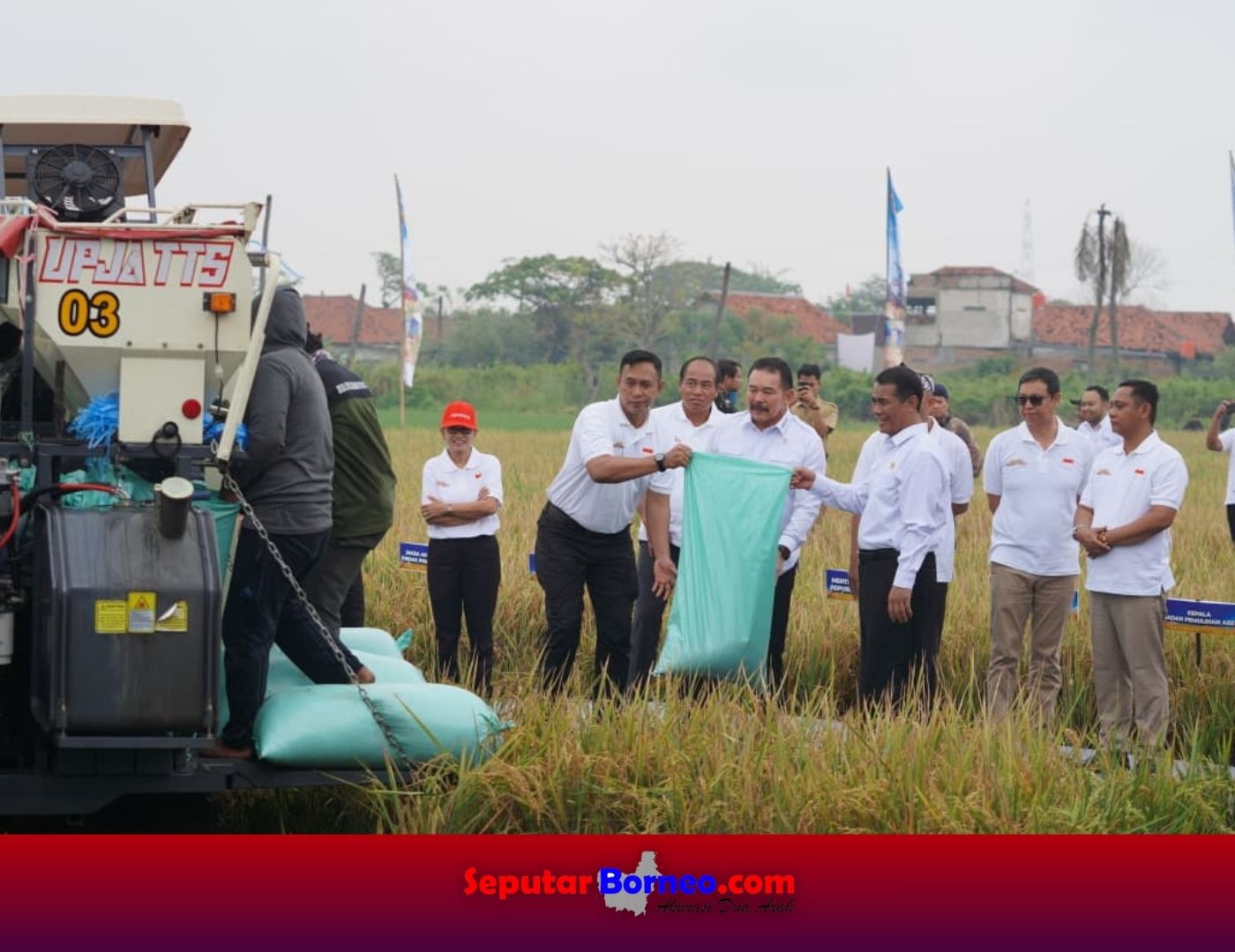 Jaksa Agung RI, ST Burhanuddin saat mengikuti panen padi di Kabupaten Bekasi. (FOTO:ISTIMEWA)