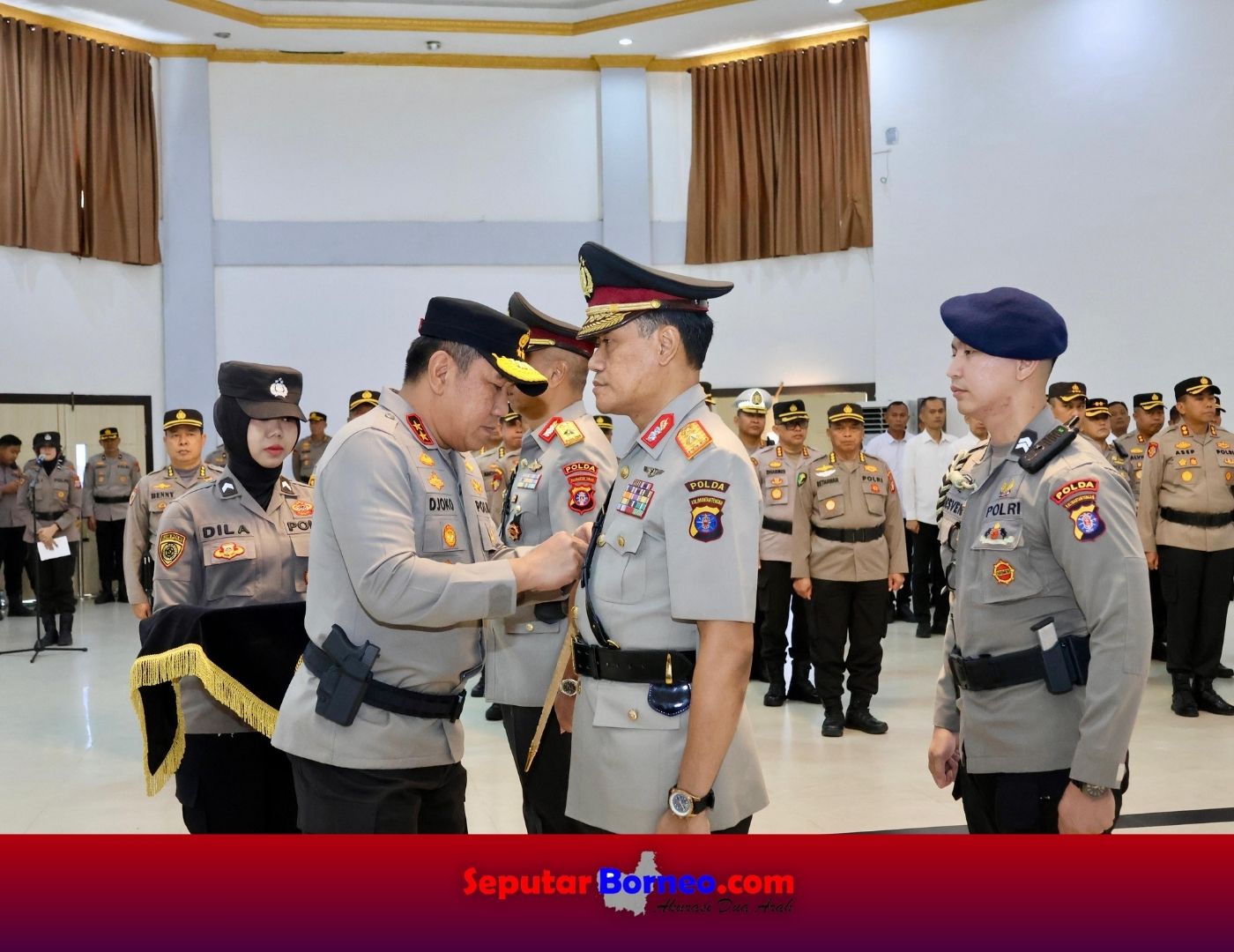 Kapolda Kalteng, Irjen Pol Djoko Poerwanto memimpin pelantikan Wakapolda dari Brigjen Pol Mohamad Agung Budijono kepada Brigjen Pol Rakhmad Setyadi. (FOTO:ISTIMEWA)