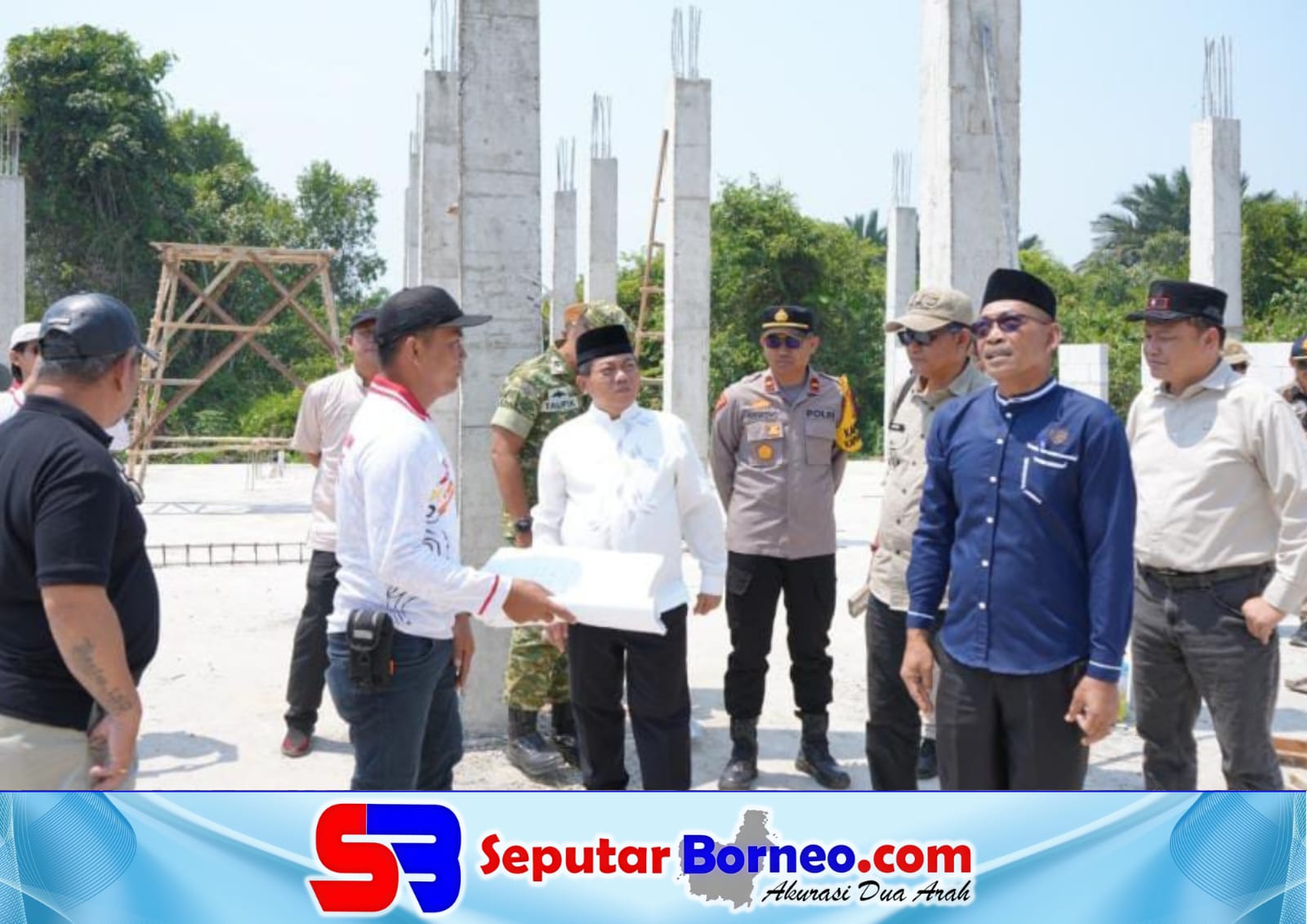 Bupati Kapuas H. M. Wiyatno didampingi Sekretaris Daerah Kabupaten Kapuas Usis I. Sangkai serta sejumlah kepala OPD melakukan monitoring pembangunan infrastruktur di Kecamatan Kapuas Barat, Jumat (28/8/2026). FOTO:HUMAS/SB