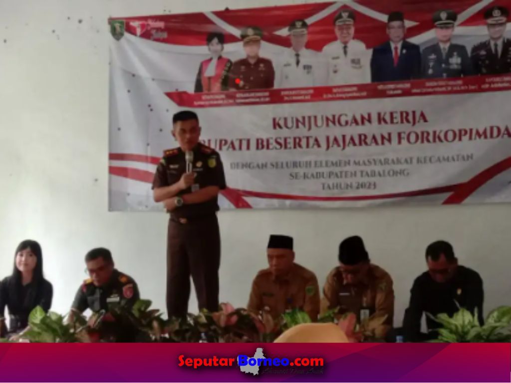 Kajari Tabalong, Muhammad Ridosan saat melaksanakan kunjungan kerja memberikan penyuluhan tentang hukum. (FOTO:ISTIMEWA)