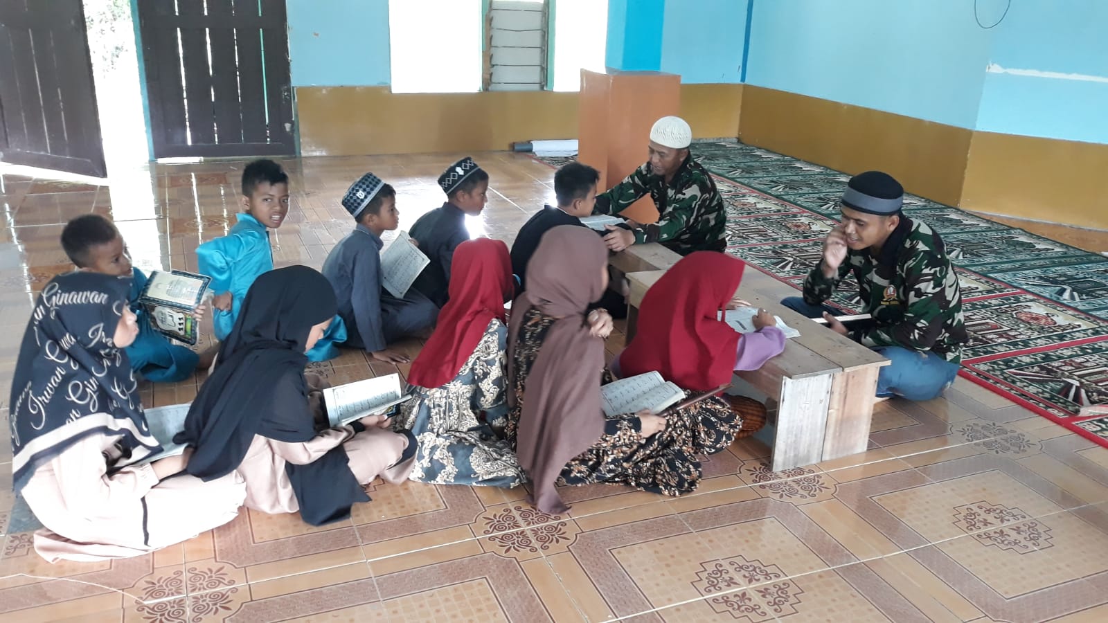 Tanamkan Nilai-Nilai Agama, Anggota Satgas TMMD Ajari Anak-Anak Mengaji 
