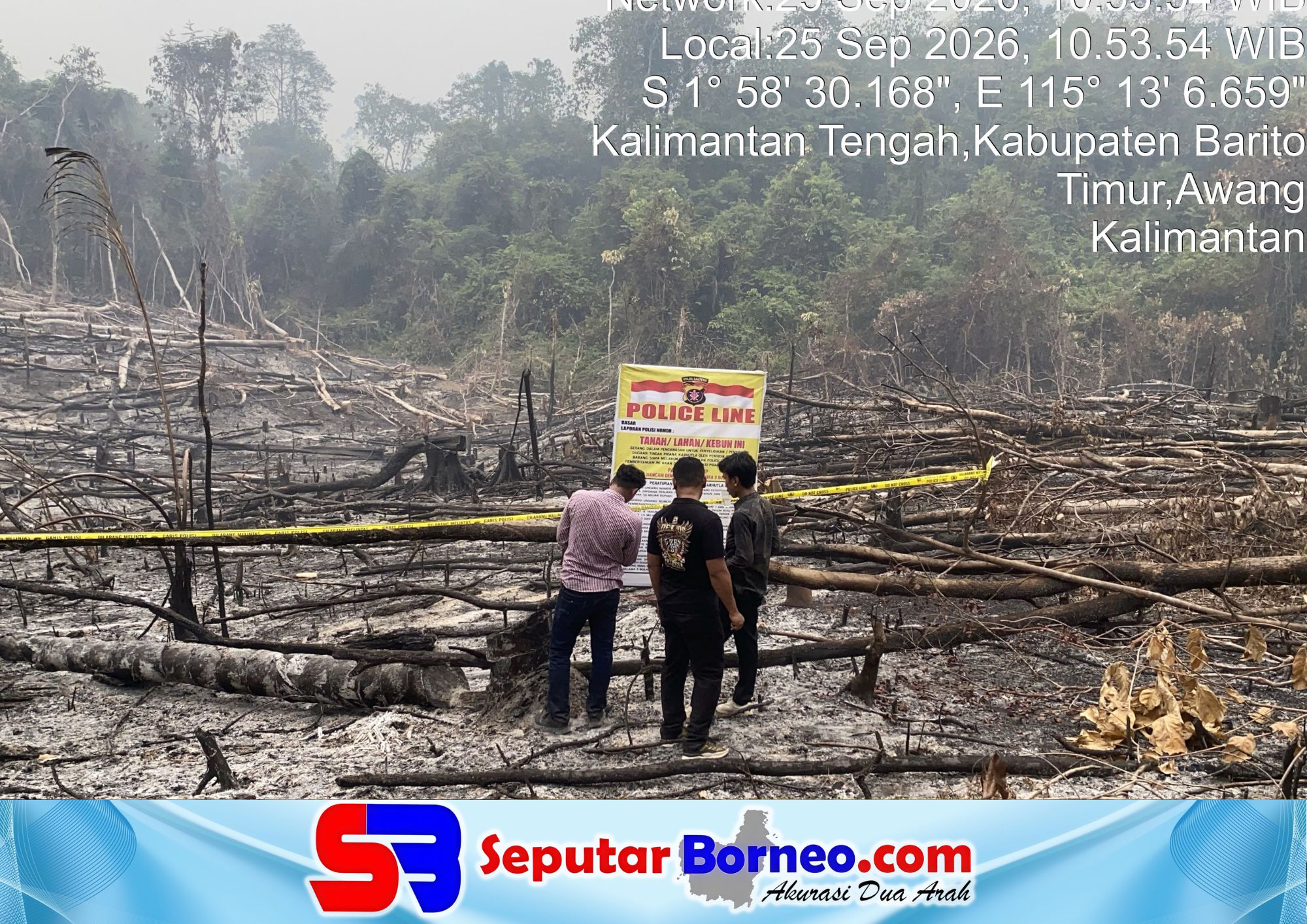 Aparat kepolisian ketika memasang garis polisi di lokasi lahan yang terbakar. (FOTO: ISTIMEWA)