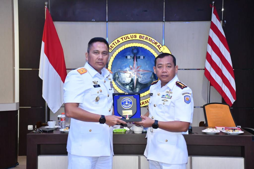 Danlantamal XIII Tarakan Pimpin Upacara Penyerahan Jabatan Danlanal Banjarmasin
