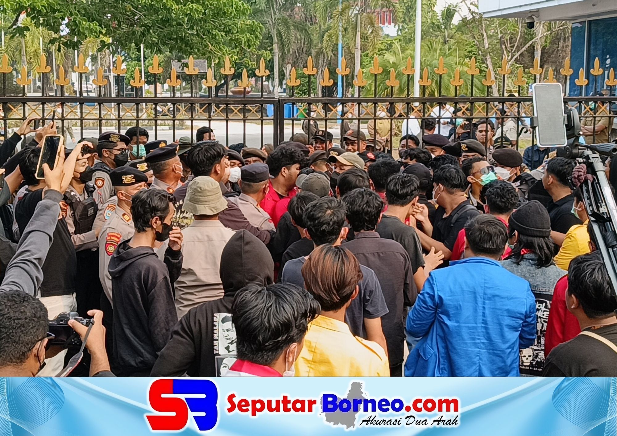 Demo di Kantor Gubernur Memanas, Sempat Terjadi Saling Dorong