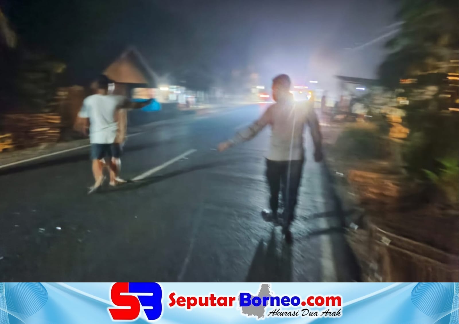 Petugas melakukan pengecekan di lokasi pasca kecelakaan.FOTO: ISTIMEWA/SB